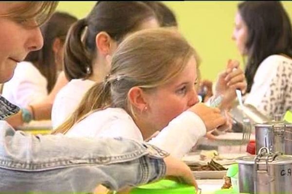 On amène son repas mais on mange toujours à la cantine