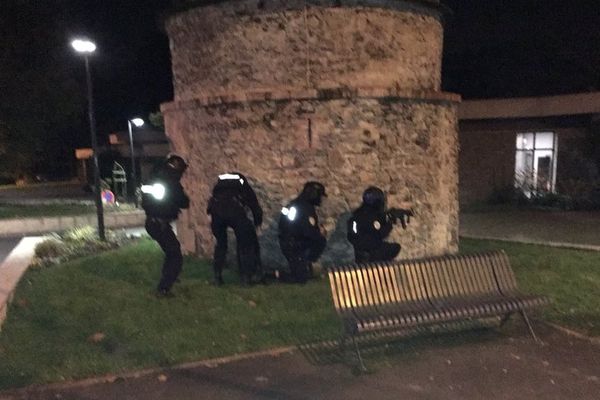 Des forces de l'ordre en action dans le cadre de l'exercice anti-terroriste de Changé (Mayenne) le 16 novembre 2017