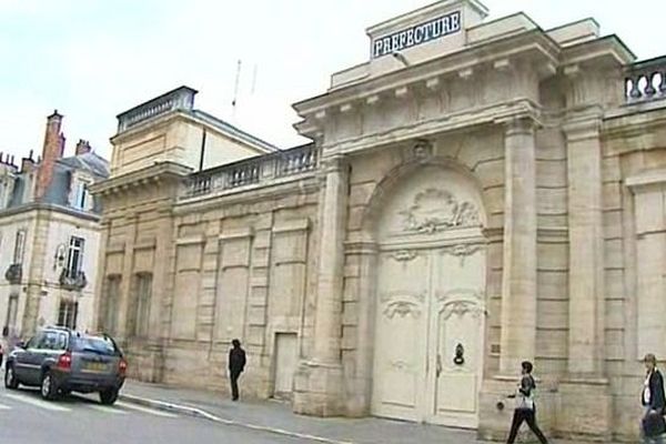 Vingt-et-un cadres de la préfecture de Côte-d'Or (sous-préfets, directeurs départementaux) vont parrainer vingt-et-un jeunes sélectionnés par Pôle Emploi. 