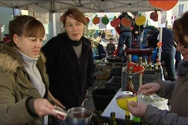 La fête de la Pomme à Seillières dans le Jura : les parents d''élèves vendent du jus de pomme pour financer les sorties de leurs enfants