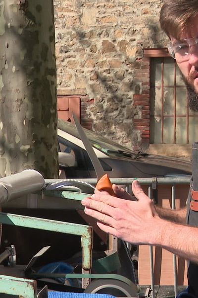 Il était sommelier à Londres, le voilà rémouleur ambulant sur les marchés de Loire et d'Ardèche. Un changement radical de métier et de cadre de vie.