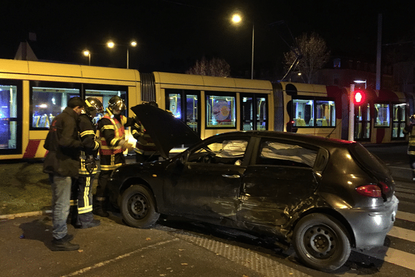 Le véhicule qui a heurté le tram dans la soirée.