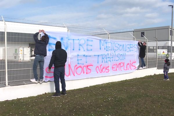 Des salariés de l'usine Buitoni de Caudry affichent une banderole sur leur site de production.