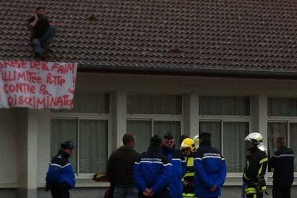 L'homme en colère, sur le toit de l'école de Belleville