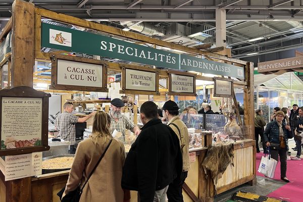 À l'heure du repas, Aux Saveurs d'Ardennes sert de nombreuses assiettes de cacasse à cul nu.