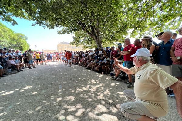 Le geste est élégant et précis. Sous un public attentif, les joueurs ne relâchent pas leur concentration. Qui seront les finalistes du 61è Mondial à Pétanque ?