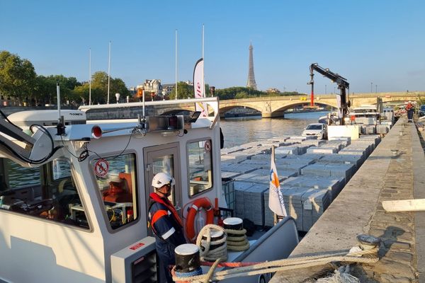 Les premières dalles de Granitarn ont été livrées à Paris par barge sur la Seine, le jeudi 15 septembre.