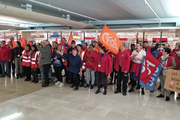 A Strasbourg-Hautepierre, les salariés se sont d'abord regroupés dans la galerie marchande