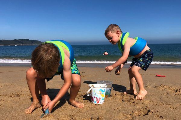 Ewen et Axel profitent de la plage une dernière fois avant la rentrée.