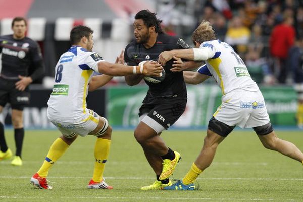 Le flanker Billy Vunipola face à Damien Chouly et Aurélien Rougerie lors du match de Champions Cup,  le 18 octobre 2014.