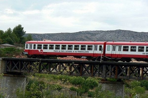 Le Train touristique (rouge) Le TPCF : Train du pays Cathare et du Fenouilledes