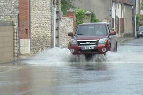 Rue inondée à Corbeilles en Gâtinais (Loiret) - 30 avril 2014