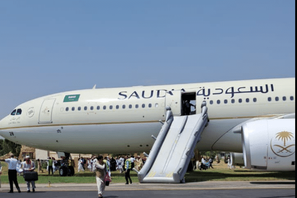 Airbus A330-343 évacué par les toboggans d'urgence à l'aéroport de Peshawar au Pakistan le jeudi 11 juillet 2024.