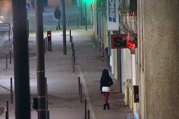 Une prostituée, dans le quartier de la gare de Poitiers (Archives, mars 2017).