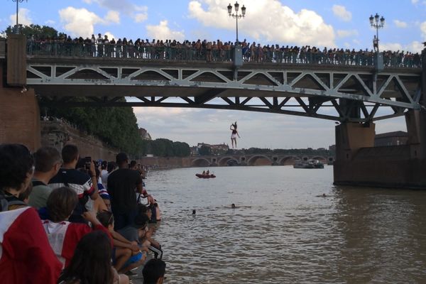 Des supporters se sont jetés dans la Garonne