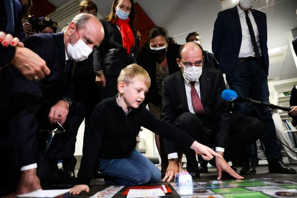  Le Premier ministre, Jean Castex, le ministre de l'Éducation nationale, Jean-Michel Blanquer, et la ministre de l'Enseignement supérieur Frédérique Vidal jouent avec un enfant dans les locaux de Canopée a Chasseneuil du Poitou, vendredi 8 octobre 2021, pour un déplacement sur le thème du numérique.