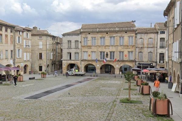 Bagnols-sur-Cèze (Gard) - la place de la mairie - archives.