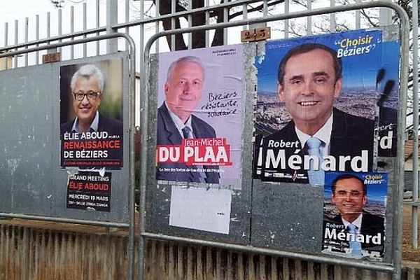 Béziers (Hérault) - les panneaux électoraux devant un bureau de vote - 30 mars 2014.