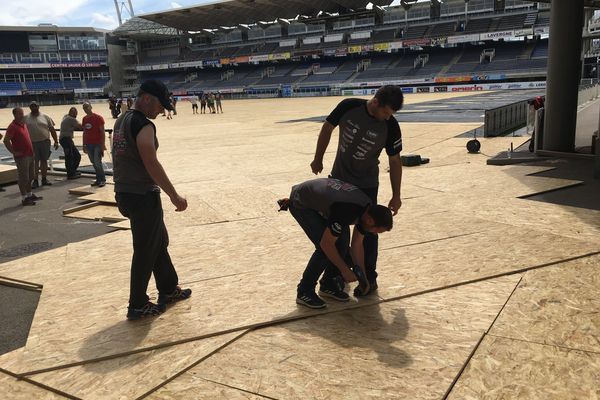 Les travaux au stade Michelin en vue du Supercross ont débuté le 7 juin avec l'installation de plaques de protection. 