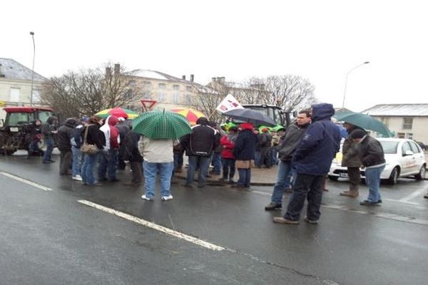 Plus de cent agriculteurs rassemblés devant la permanence de Delphine Batho