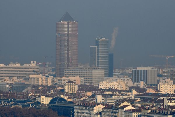 Les transports routiers, l’industrie et l’agriculture. Nocif pour la santé, l'ozone provoque des toux, des altérations pulmonaires et des irritations oculaires.