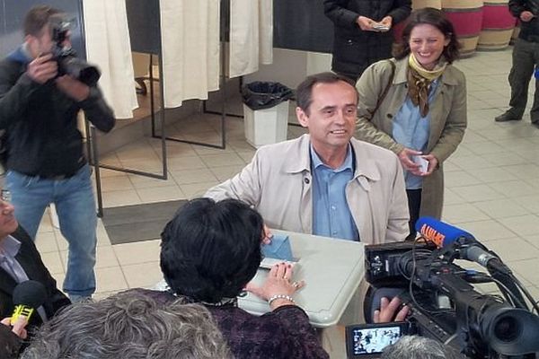 Béziers (Hérault) - Robert Ménard, candidat soutenu par le FN, vote devant caméras et objectifs de la presse venue en nombre- 30 mars 2014