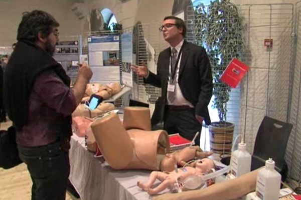 En démonstation sur les stands, des corps ..en pièces détachées.