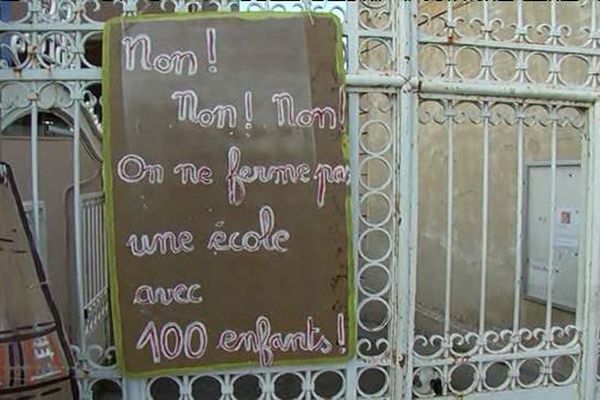 Devant la grille de l'école Del Castillo de Mende