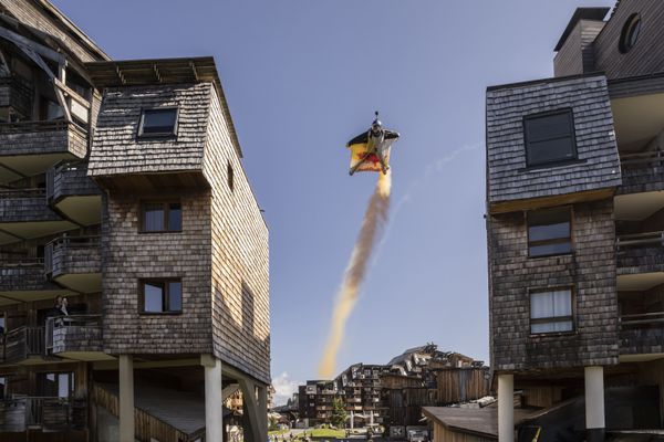 Fred Fugen des Soul Flyers a survolé la station d'Avoriaz (Haute-Savoie) en wingsuit à seulement 15 mètres du sol.