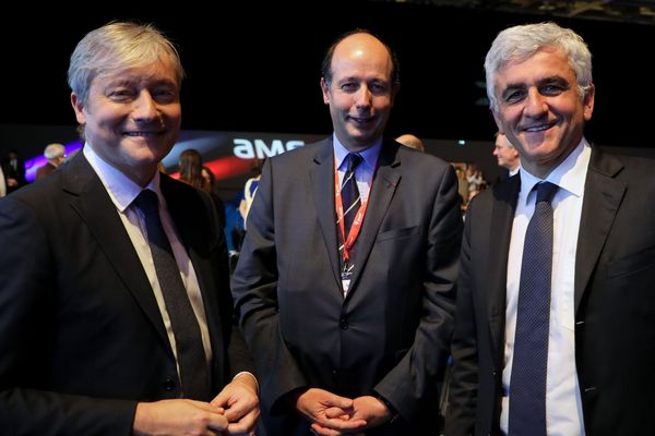 De droite à gauche, le président de la région Normandie, Hervé Morin, le conseiller régional d'Auvergne-Rhône-Alpes, Louis Giscard d'Estaing et le maire de Nancy, Laurent Hénart lors du 100e congrès des maires de France, le 23 novembre 2017, à Paris.