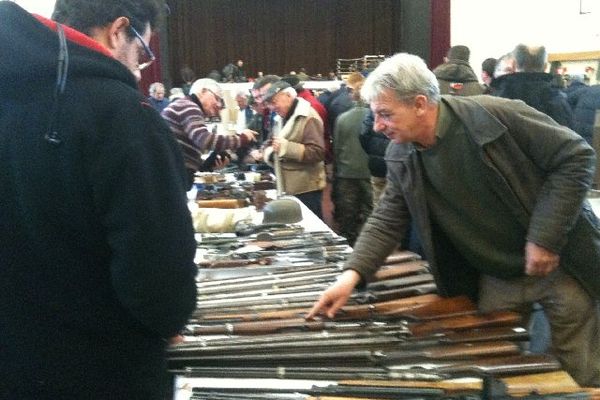 image d'archive : bourse aux armes 