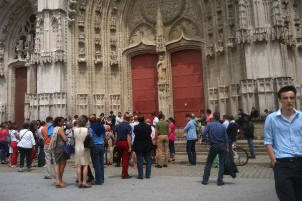 Une centaine de fidèles rassemblés devant la Cathédrale de Nantes , le samedi 08 juin 2013