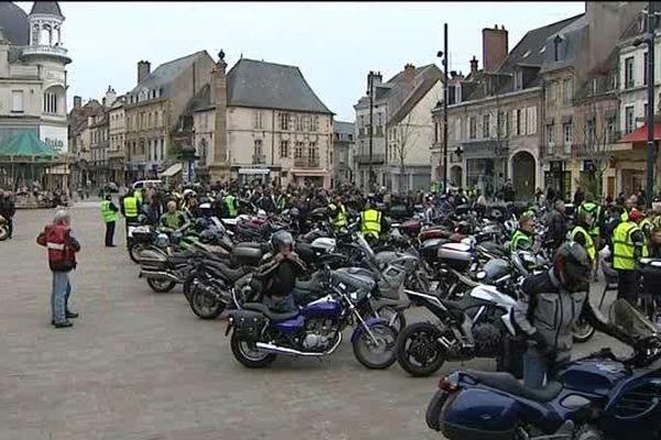 Les motards en colère de l'Allier, du Cher, de la Nièvre, de Saône-et-Loire et du Puy-de-Dôme ont déferlé le 2 avril dans l'agglomération de Moulins pour manifester leur hostilité aux contrôles techniques de leurs motos