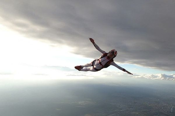 Une danse dans le ciel filmée par des vidéastes-parachutistes.