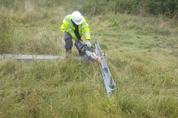 11 poteaux et 700 mètres de lignes électriques sont enlevés au Puy de Marmant (63).