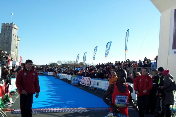 Issac Kosgei a bouclé ce marathon en 2h12'29