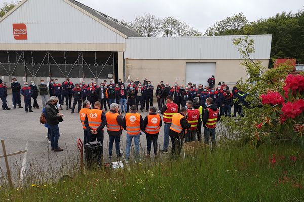 Les salariés d'ACPP réunis ce mardi 25 mai en assemblée générale sur le parking de l'entreprise.