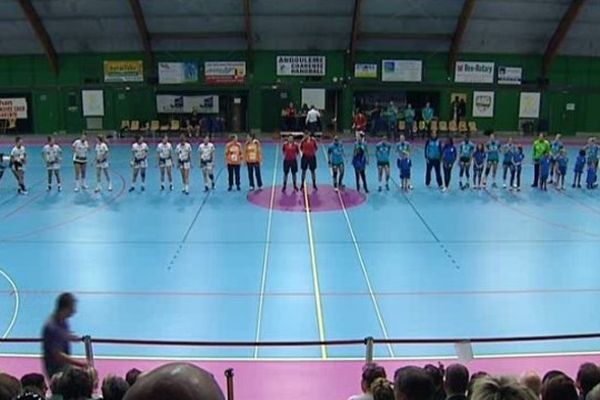 Les deux équipes ACH et Aunis avant la rencontre dans un gymnase de la Grand-Font à Angoulême rénové.