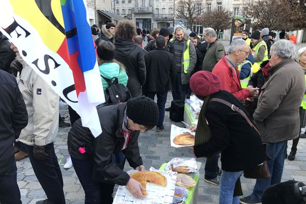 A Besançon, sur la place de la Révolution, 300 personnes se sont regroupées pour la manifestation contre la réforme des retraites.