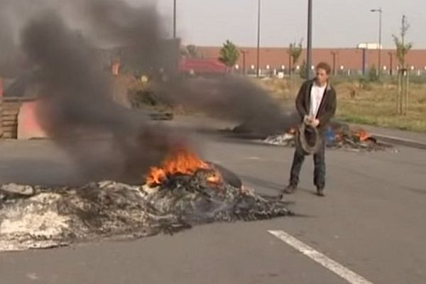 Les agriculteurs avaient déjà bloqué le site logistique de Lidl à Cambrai entre mercredi soir et samedi soir. 