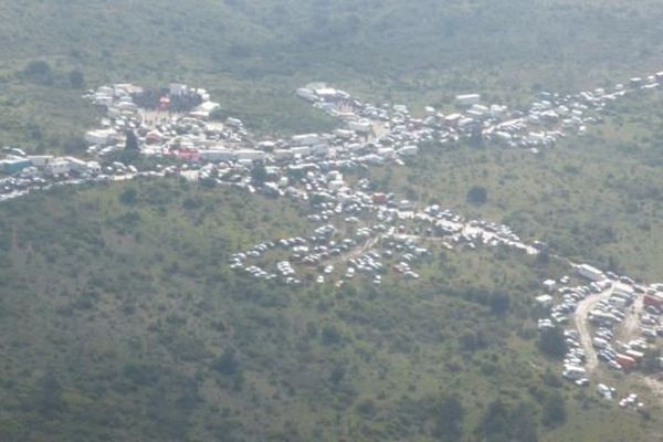 Image aérienne de la rave party de Montlaur, dans l'Aude, qui a rassemblé jusqu'à 1.500 participants - mai 2016