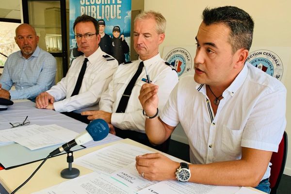 Conférence de presse des autorités au commissariat de Millau suite à la série d'incendies