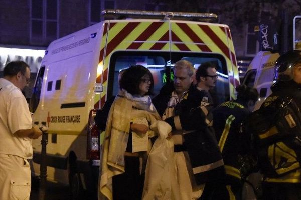 Des victimes sont prises en charge devant le Bataclan, le 13 novembre 