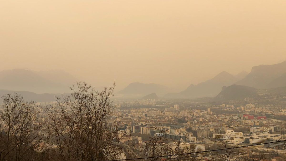 Photos Du Sable Du Sahara Rend Le Ciel Jaune Orange En Auvergne Rhone Alpes