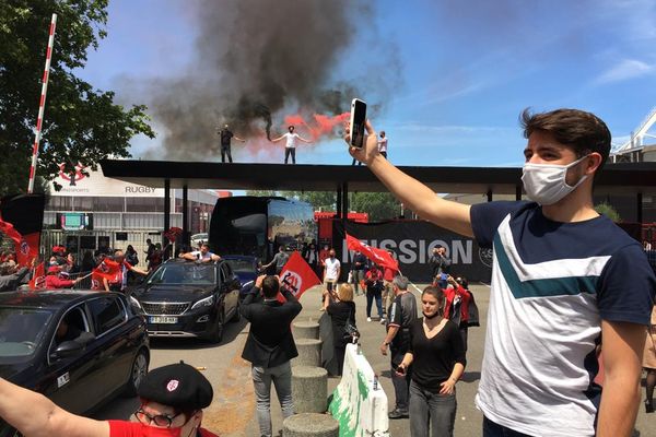 A la sortie d'Ernest Wallon, les fumigènes et les drapeaux sont de sortie