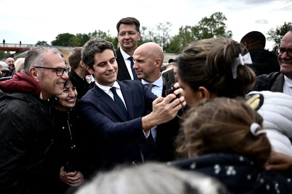 Séance selfie pour Gabriel Attal à Agen