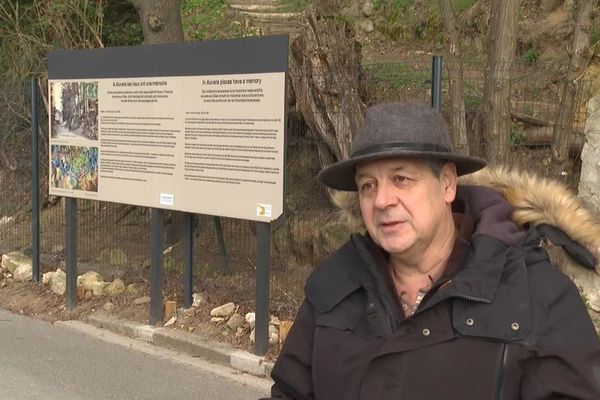 Jean-François Serlinger devant les racines ayant inspirées le dernier tableau de Van Gogh