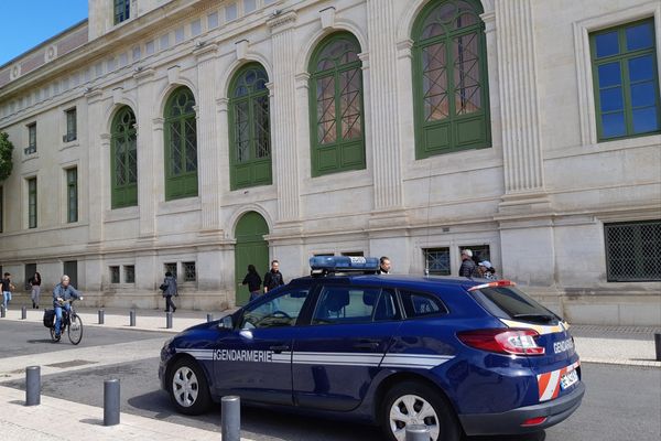 Voiture de gendarmerie devant le palais de justice de Nîmes (Gard) - Illustration.