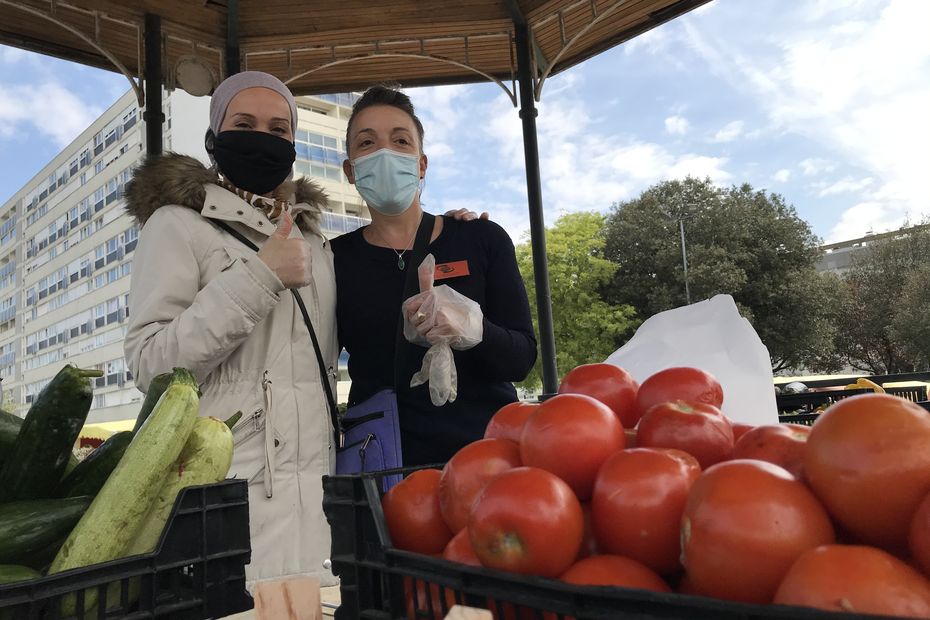 solidarity sets up its stalls on the Bellevue market and it pays off!