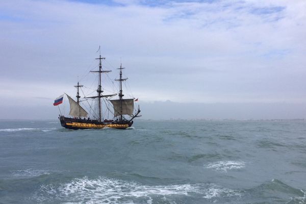 La frégate Shtandart, réplique d'un fameux bateau russe, est arrivée ce jeudi à la Grande-Motte pour 3 jours de visites.